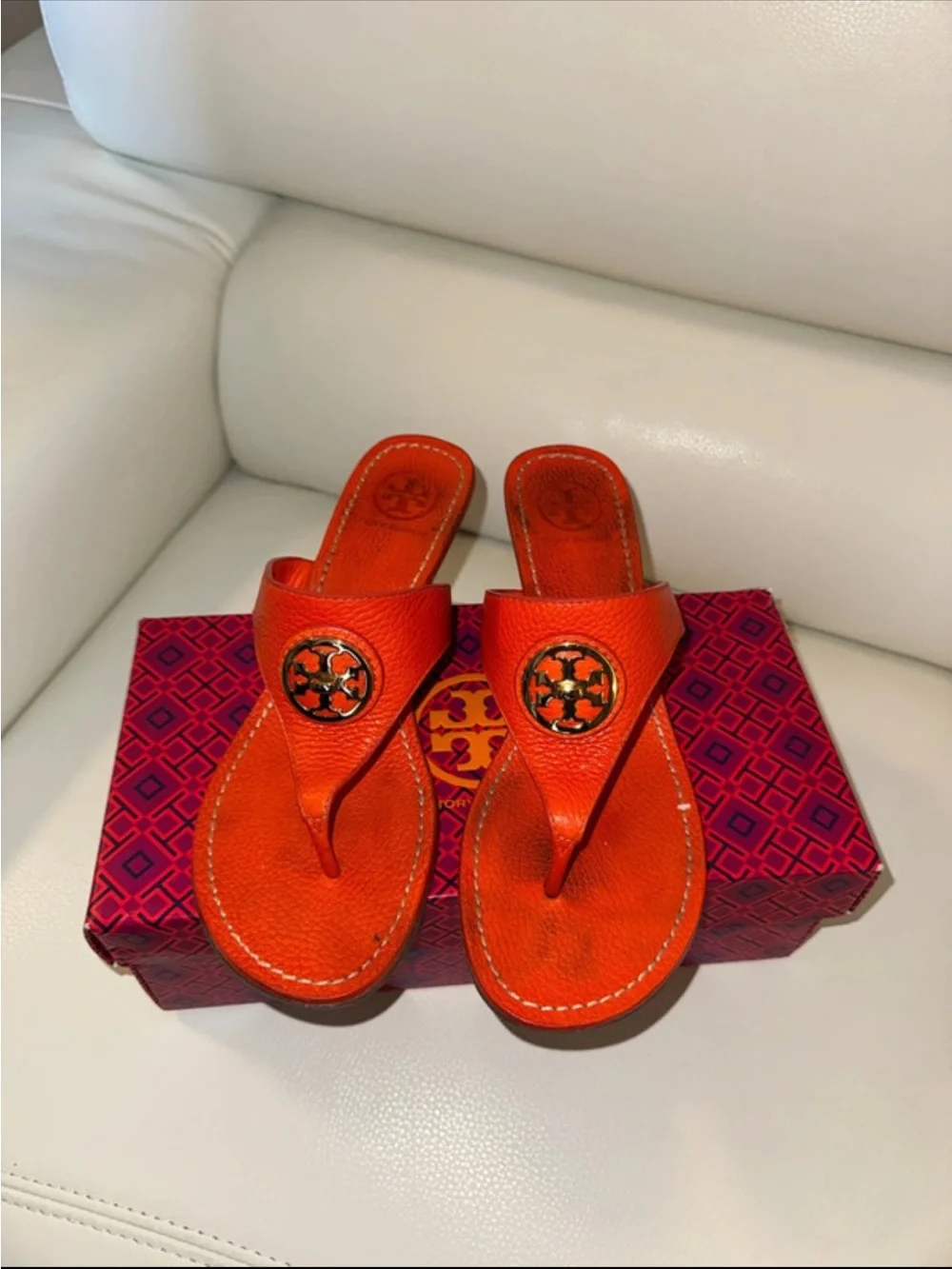 TORY BURCH ORANGE LEATHER THONG SANDALS WITH LOGO MEDALLION